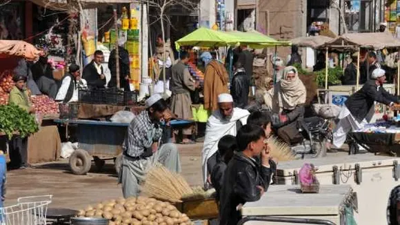 तालिबान के नए नियम: अफगानिस्तान में भूख से बेहाल जनता, सामान बेचने को मजबूर