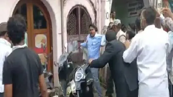 जबलपुर: वकीलों ने निगम के सहायक आयुक्त को दौड़ा-दौड़ाकर पीटा, जर्जर मकान तोड़ने पहुंचे थे