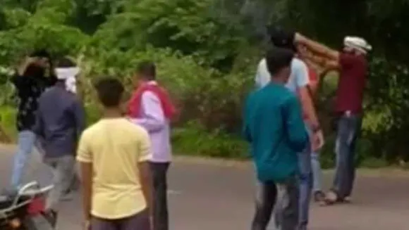 टीकमगढ़ में गोलीबारी: हमलावरों ने आरटीओ एजेंट पर चलाई गोली, जान बचाकर भागे लोग
