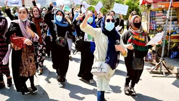 तालिबान का नया फरमान: महिलाएं बच्चे पैदा करें, उनका कैबिनेट में क्या काम