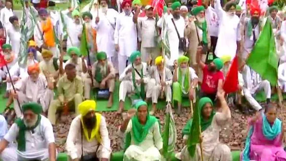 लखीमपुर जारी है: किसानों ने कई जगहों पर रेल रोकी, केंद्रीय मंत्री की बर्खास्तगी की मांग