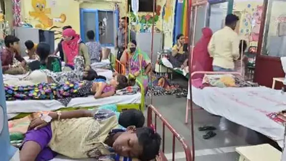 MP में वायरल बुखार से व्यवस्था चरमराई: इलाज के लिए अस्पतालों में एक बेड पर तीन-तीन बच्चे
