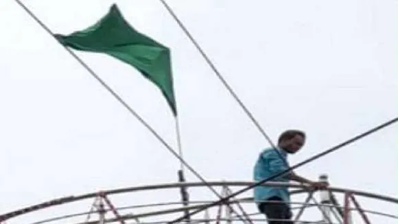 दमोह के घंटाघर पर इस्लामिक प्रतीक: युवाओं ने लगाया हरा झंडा, निकालने पर पुलिस का विरोध 
