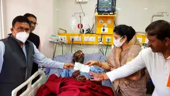 सुसाइड केस में 4 की मौत: बेसुध मरीज को चेक पकड़ाकर फोटो खिंचवाते रहे BJP नेता