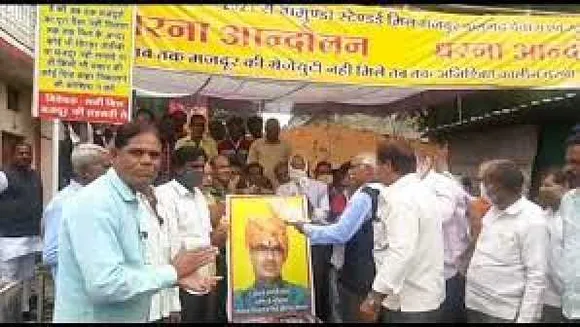 गुहार:​​​​​​​ देवास में मजदूरों ने क्यों उतारी CM शिवराज की तस्वीर की आरती 