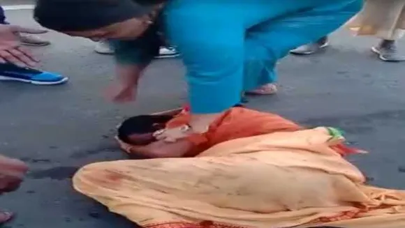वीडियो वायरल: महिला और गुंडों ने मिलकर मंदिर के पुजारी को जमकर पीटा