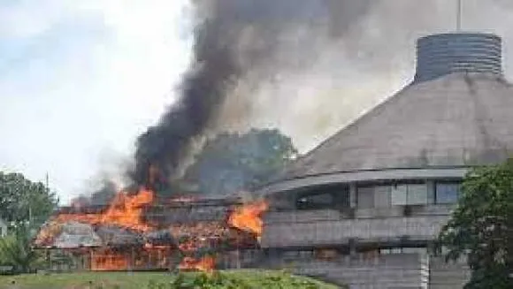 सोलोमन द्वीप: प्रदर्शनकारियों ने संसद भवन को आग लगाई, पीएम को हटाने की मांग 