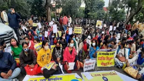 चयनित शिक्षकों पर कार्रवाई: BJP कार्यालय के बाहर प्रदर्शन करने वाले शिक्षकों पर FIR
