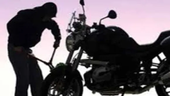 चोरों के हौसले बुलंद: मुरैना में पुलिस थाने से दो बाइक चोरी, ढूंढने की जगह दबा रहे मामला
