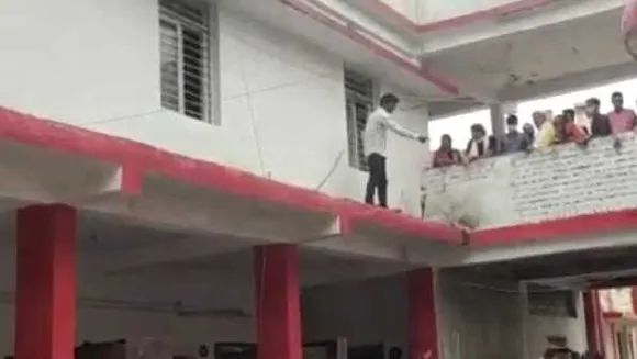 सागर नगर निगम में हंगामा: पीएम आवास का घर नहीं मिला तो निगम की छत पर बवाल काटा
