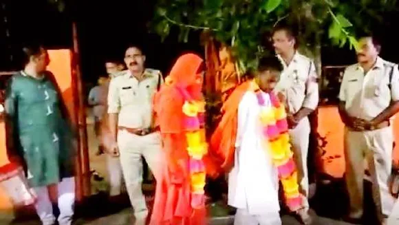 कटनी: पुलिस ने प्रेमियों की मंदिर में शादी कराई, गिफ्ट दिए; नाराज माता-पिता को भी मनाया