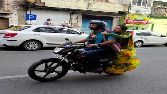 इंदौर: बाइक पर घूमते नजर आए सारा अली और विक्की कौशल, वायरल हुईं फोटो
