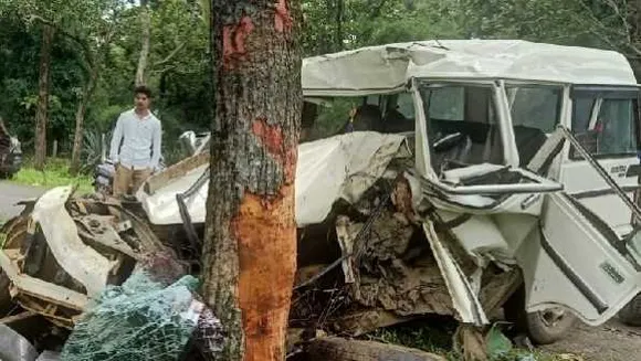 अनूपपुर में हादसा: रीवा के सैलानियों की जीप पेड़ से टकराई, तीन की मौत, पांच लोग घायल
