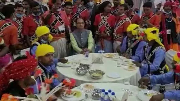 MP: शिवराज ने किया आदिवासियों के साथ नाश्ता, कमलनाथ ने पूछा CM से सवाल