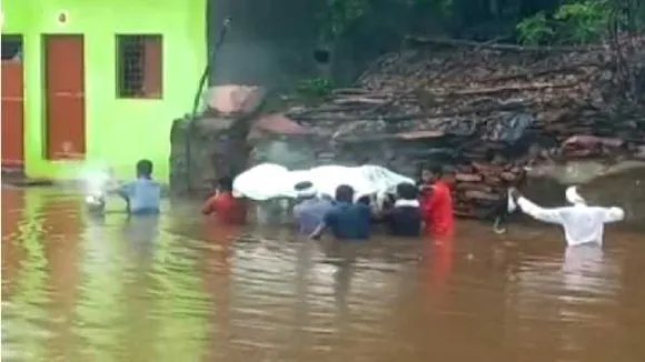 बाढ़ का सितम: गुना में कमर तक भरे पानी में निकाली शवयात्रा, हर साल यही समस्या
