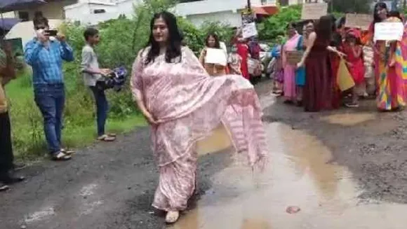 विरोध: भोपाल में महिलाओं का प्रदर्शन, गड्ढों वाली सड़कों पर सज-धजकर रैंप वॉक