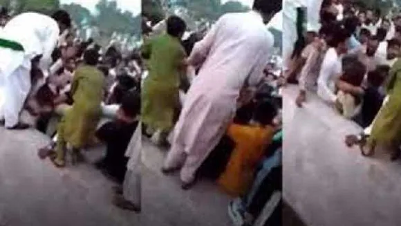 पाकिस्तानियों की करतूत: 400 लोगों की भीड़ में महिला टिकटॉकर के कपड़ें फाड़े, हवा में उछाला 
