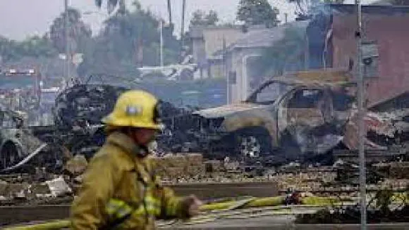 अमेरिका के कैलीफोर्निया में विमान हादसा: हवा में उड़ता प्लेन अचानक घरों पर गिरा, 2 की मौत