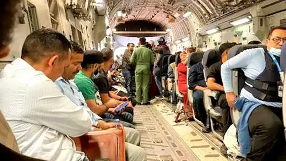 मिशन काबुल: अफगानिस्तान से 85 भारतीयों को लेकर वायुसेना का विमान रवाना
