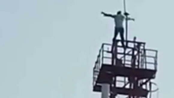 MP: मोबाइल टॉवर पर चढ़ा युवक, पुलिस ने उतारकर कारण पूछा तो बोला- मेरी मर्जी
