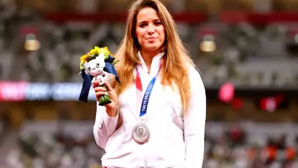 इंसानियत की मिसाल: ओलंपिक की सिल्वर विजेता ने मेडल नीलाम किया, इलाज के लिए दान