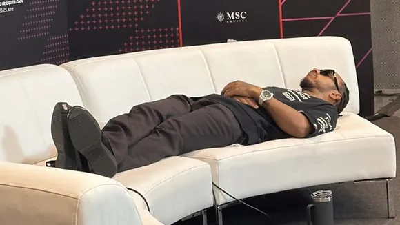 WATCH: Lewis Hamilton falls asleep during press conference, Verstappen teases with 'old age' comments
