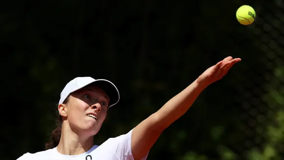 Top seed Iga Swiatek made a winning start to her French Open title defense