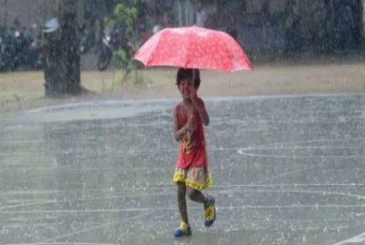 Chennai Rains: சென்னை மக்களை மகிழ்வித்த மழைக் காட்சிகள்!
