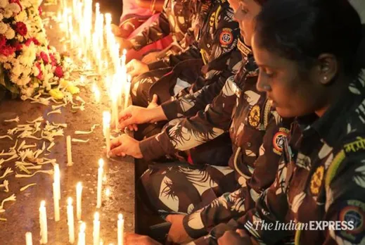 மும்பை தாக்குதல் 11ம் ஆண்டு நினைவு நாள் :  அஞ்சலி செலுத்தும் பாதுகாப்பு படையினர்!