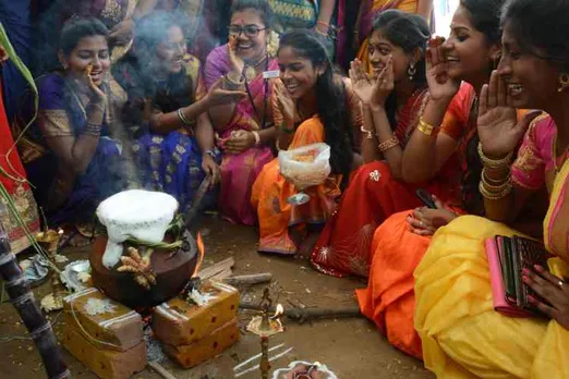 சென்னையில் பொங்கல் பண்டிகையை உற்சாகமாகக் கொண்டாடிய கல்லூரி மாணவிகள்
