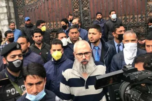 jammu and kashmir, omar abdullah,ஒமர் அப்துல்லா, ஃபரூக் அப்துல்லா, farooq abdullah, srinagar, Omar Abdullah walks out of detention, omar abudullah tweet, Omar Abdullah released from detention