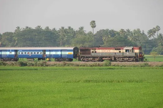 அதிக டிக்கெட்டுகளை புக் பண்ணனுமா? ஐஆர்சிடிசி கணக்கை ஆதாருடன் இணையுங்கள்