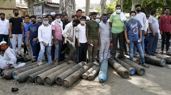 நோயாளிகளை கவனிக்கும் வார்டு பாய்களாக மாறிய உறவினர்கள் - உ.பி.யில் தொடரும் அவலம்