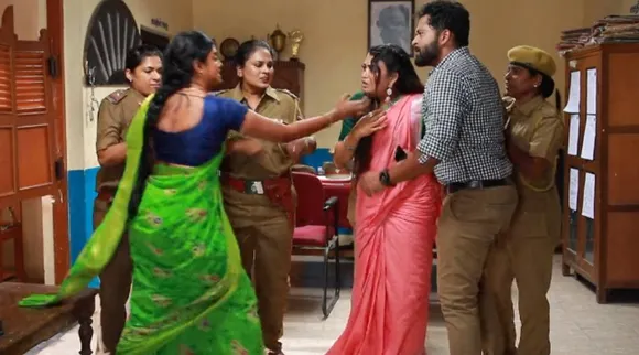 Vijay TV Serial: போலீஸ் ஸ்டேஷனிலேயே வெண்பாவின் கழுத்தைப் பிடித்த கண்ணம்மா… என்னா கோபம்!