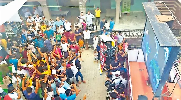 2000 பேர் கொண்ட காந்தரா கிராமம்; எல்லாரிடமும் இருக்கிறது நீரஜ் பற்றிய கதை