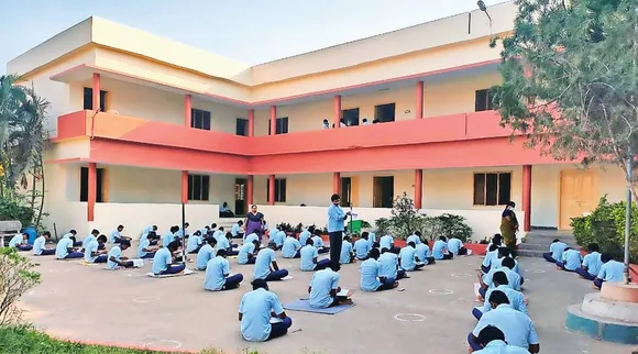 கல்வி தரத்தை மேற்கோள் காட்டி, அரசு உதவிப்பெறும் பள்ளி, கல்லூரிகளை கையப்படுத்துகிறது ஆந்திர அரசு