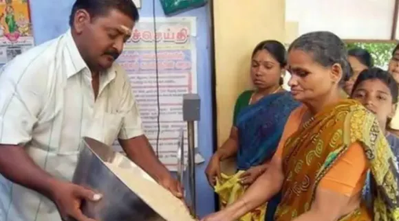 Ration cards, rs 1000 incentives for head women of family, local body elections, local body polls, dmk, aiadmk campaigns, dmk campaigns, kanimozhi, edappadi palaniswami, பெண்களுக்கு ரூ1000 உதவித்தொகை, உள்ளாட்சி வேட்பாளர்களை துளைக்கும் மக்கள், ஊரக உள்ளாட்சி தேர்தல், திமுக, அதிமுக, கனிமொழி, இபிஎஸ், ration cards apply, ration card online apply, tamil nadu, rs 100 incentives