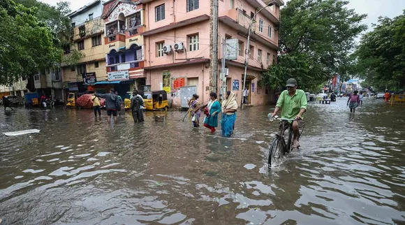 தமிழகத்தை மிரட்டும் வடகிழக்கு பருவமழை; எந்தெந்த மாவட்டங்களில் பள்ளி கல்லூரிகளுக்கு விடுமுறை?