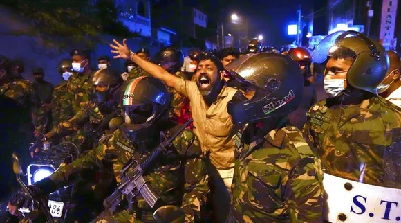 இலங்கை நெருக்கடி; பெரும்பான்மை இல்லாததால் அதிபர், பிரதமர் பதவி விலக எதிர்கட்சிகள் வலியுறுத்தல்