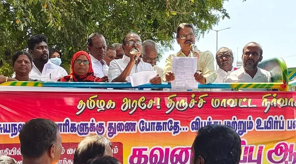 திருச்சி - தஞ்சை சாலையில் சர்வீஸ் சாலை பணிகளை உடனே தொடங்க கோரிக்கை; பொதுமக்கள் ஆர்ப்பாட்டம்