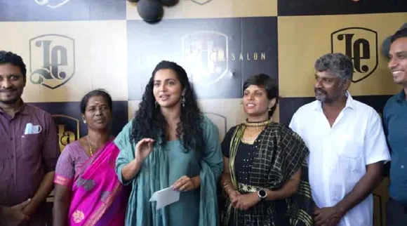 சொந்தமாக கடை திறந்த கௌசல்யா சங்கர்: சிறப்பு விருந்தினராக பிரபல நடிகை