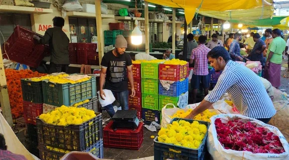 பூ வரத்து குறைவு : ரூ 2 ஆயிரத்தை கடந்த 1 கிலோ மல்லிகைப்பூ விலை