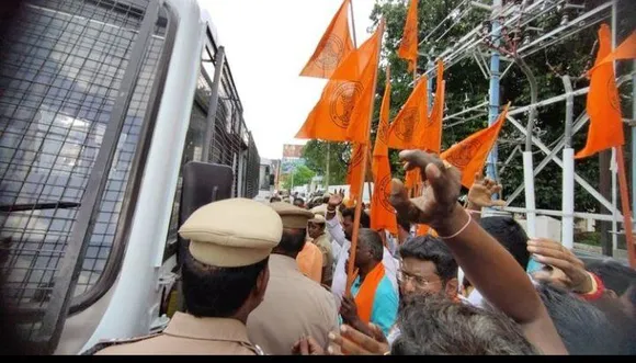 காதலர் தின எதிர்ப்பு: ”பெண்களை பாதுகாக்க வேண்டும்” என கோஷமிட்ட இந்து முன்னணியினர் கைது