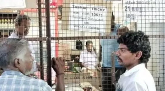 டாஸ்மாக் மதுபாட்டிலில் தீக்குச்சி; டென்சனான மாற்றுத்திறனாளி