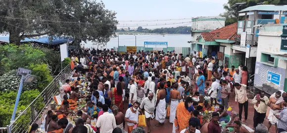 திருச்சி, கன்னியாகுமரியில் பல்லாயிரக்கணக்கானோர் முன்னோர்களுக்கு தர்ப்பணம் கொடுத்து வழிபாடு