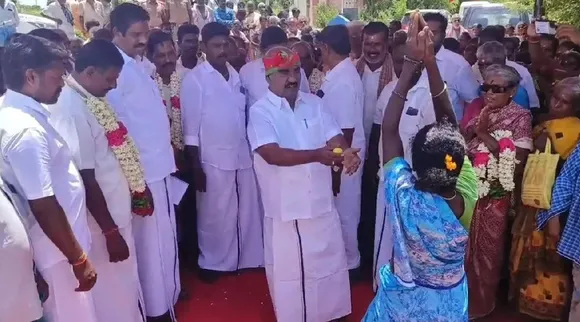 சாமி ஆடிய பெண் ரோடு போட கோரிக்கை: இனிப்பு கொடுத்த அமைச்சர் செஞ்சி மஸ்தான் உறுதி