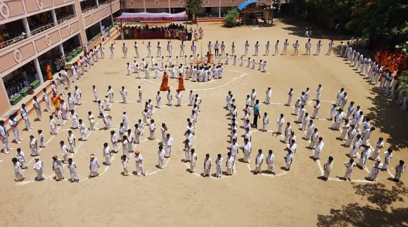 காமராஜர் பிறந்தநாள்: 120 குழந்தைகள் வேடமிட்டு கல்வி ஓவியமாக நின்று அசத்தல்