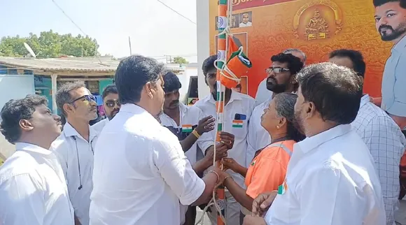 தூய்மை பணியாளர்களை தேசிய கொடி ஏற்ற வைத்த விஜய் ரசிகர்கள்; கோவையில் நெகிழ்ச்சி சம்பவம்