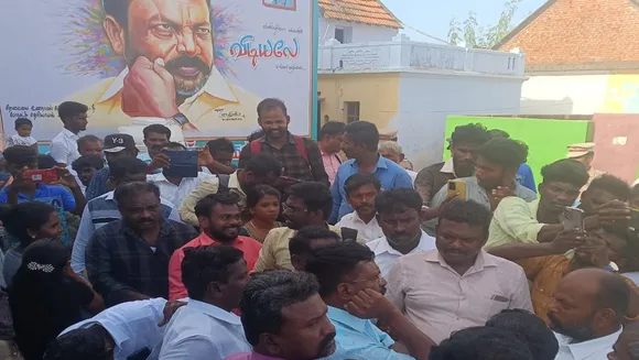 நாங்குநேரிக்கு திடீர் விசிட்.. நேரடியாக களமிறங்கிய திருமா.. கட்சிக் கொடி ஏற்றினார்