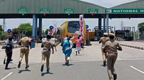 DYFI and DMDK cadres protest at Thuvakudi toll gate in Trichy for toll charge increase, சுங்கக் கட்டணம் உயர்வைக் கண்டித்து தே.மு.தி.க, டி.ஒய்.எஃப்.ஐ போராட்டம், துவாக்குடி சுங்கச்சாவடியை முற்றுகையிட்ட தே.மு.தி.க, டி.ஒய்.எஃப்.ஐ, DYFI and DMDK cadres protest, Thuvakudi toll gate in Trichy, toll charge increase, DYFI protest